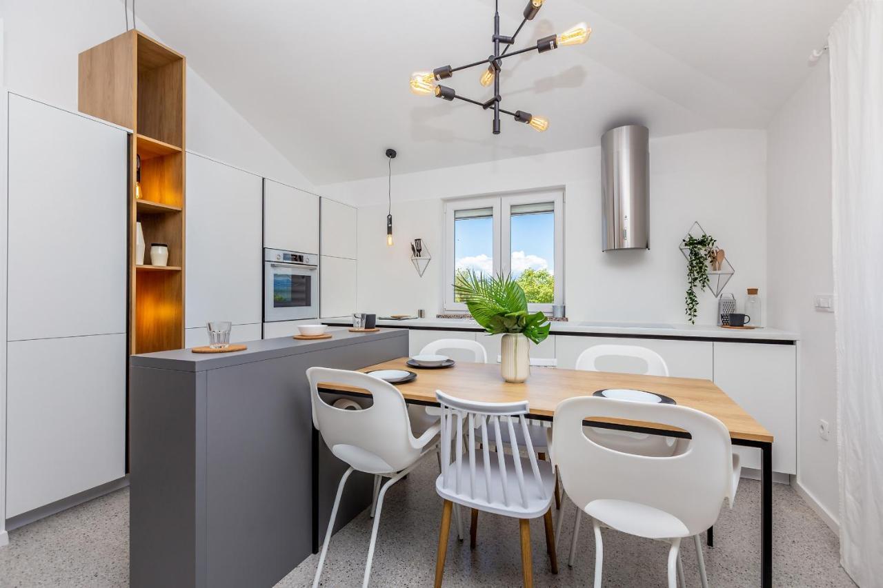Apartment Laurus Salatic Bagian luar foto