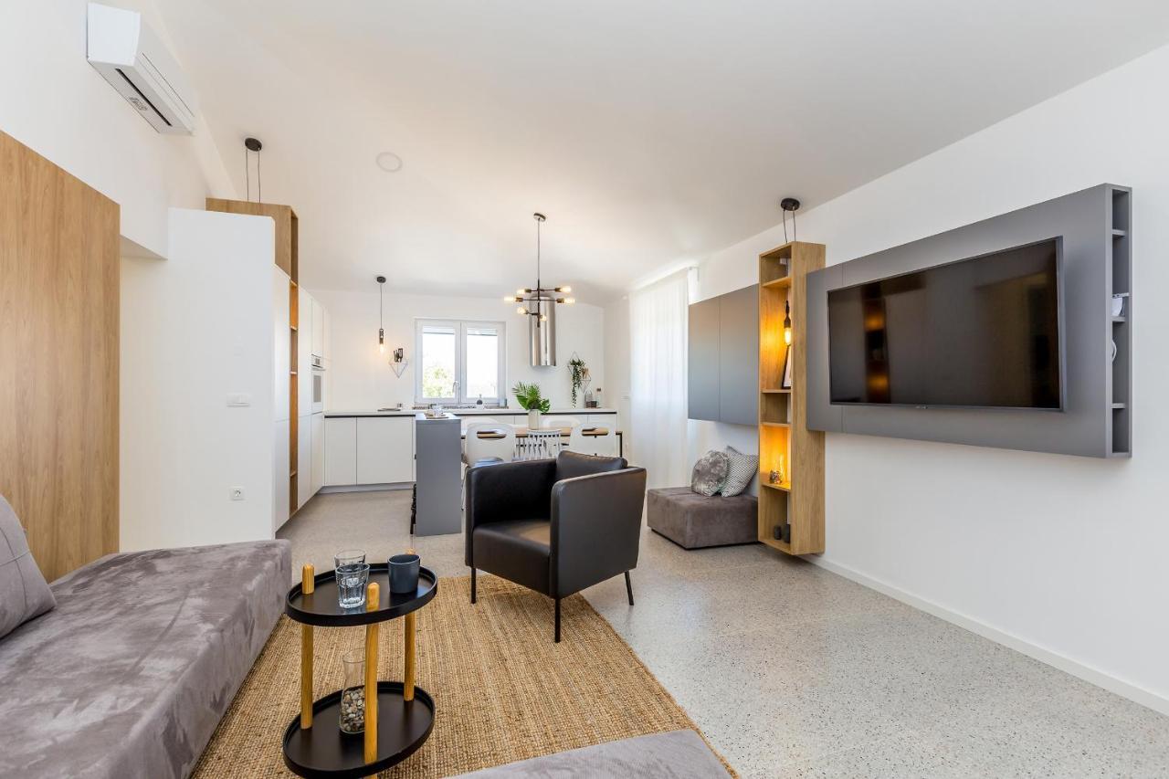 Apartment Laurus Salatic Bagian luar foto