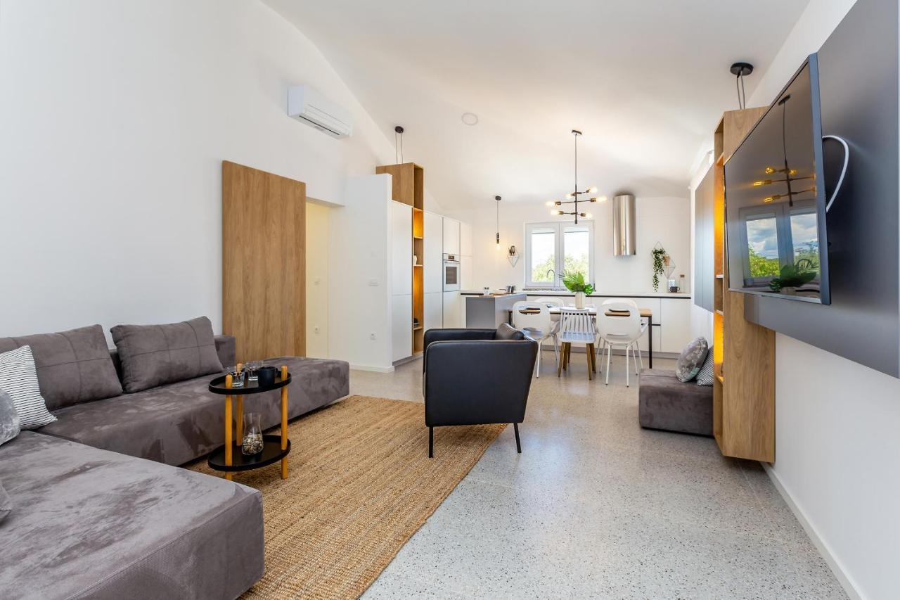 Apartment Laurus Salatic Bagian luar foto